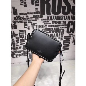 발렌티노 락스터드 크로스백 20CM V50164