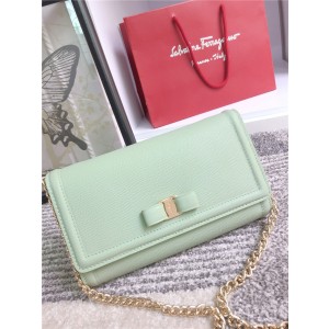페레가모 미디움 체인 숄더백 22C940-1